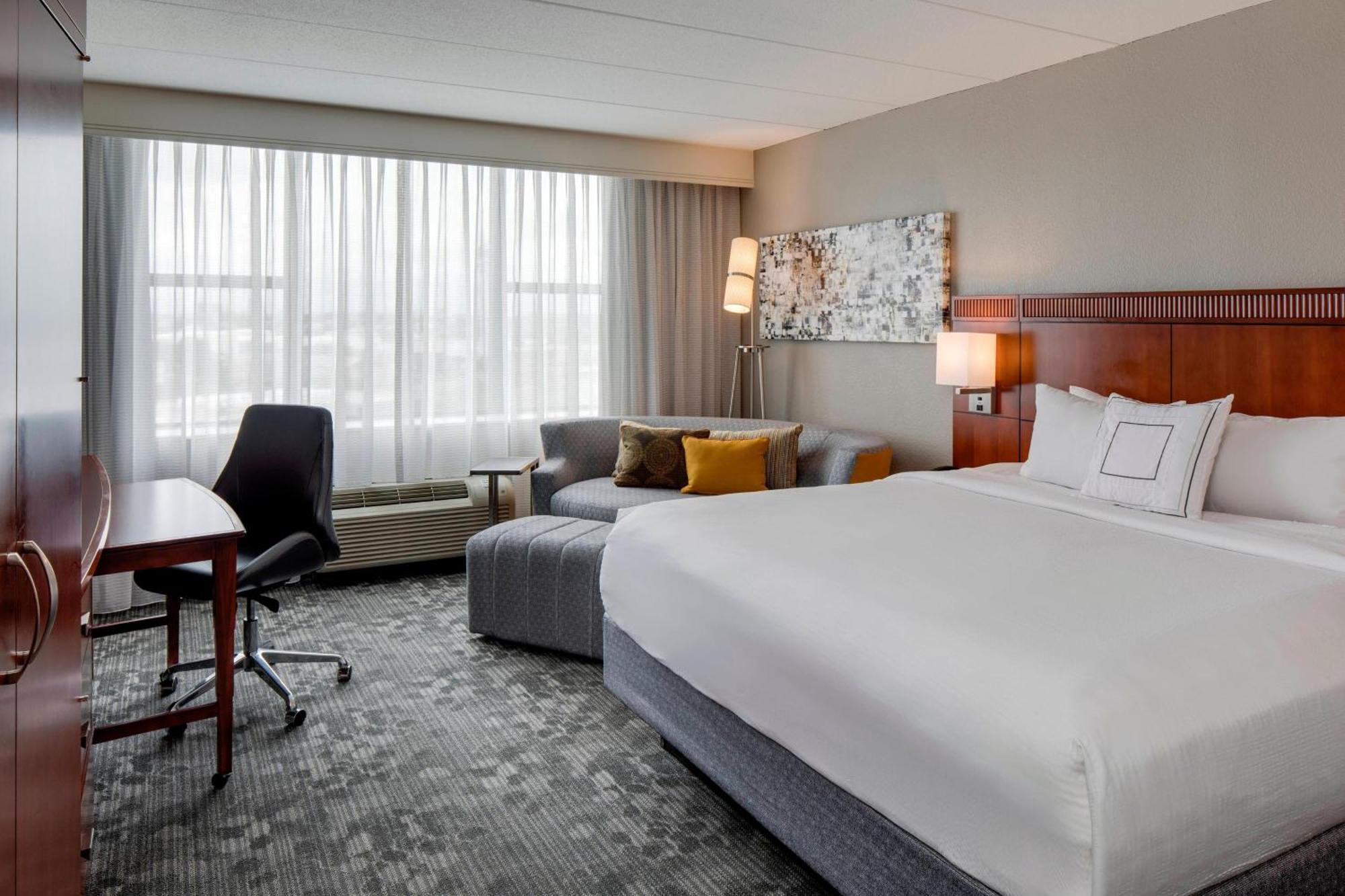 Courtyard By Marriott Boston Logan Airport Hotel Exterior photo